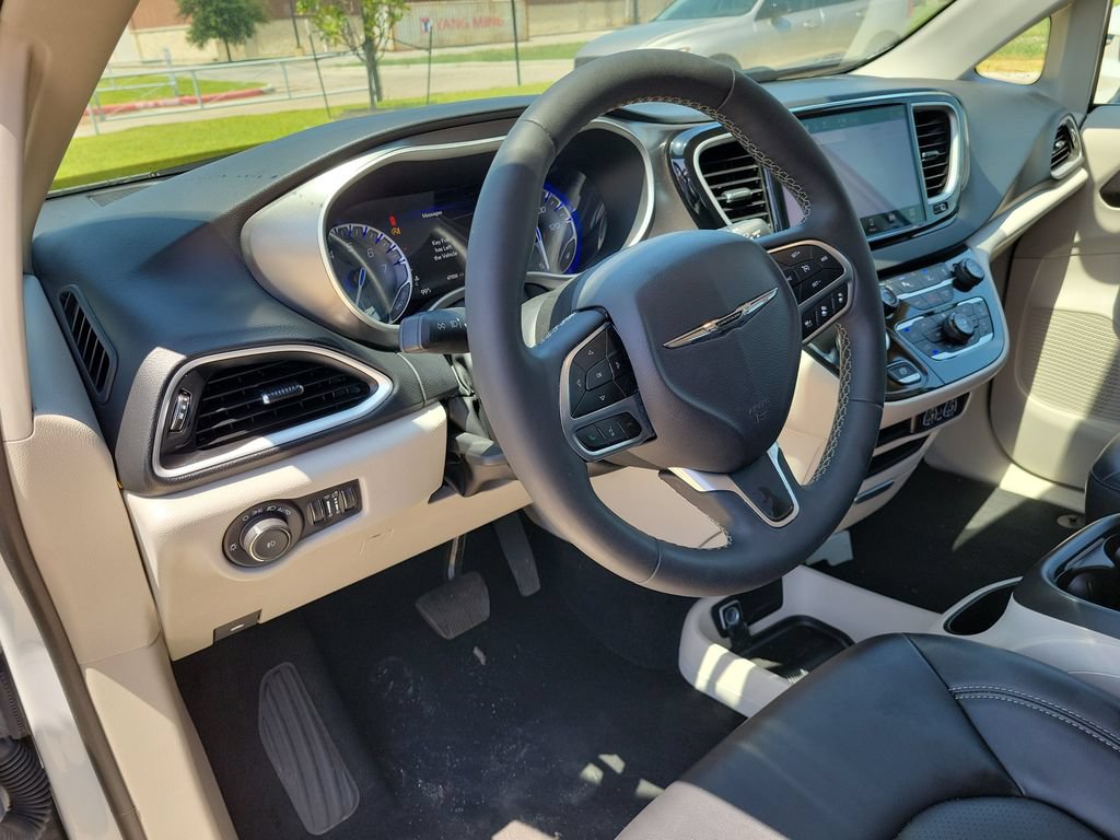 Used 2024 Chrysler Pacifica Touring-L FWD image 14