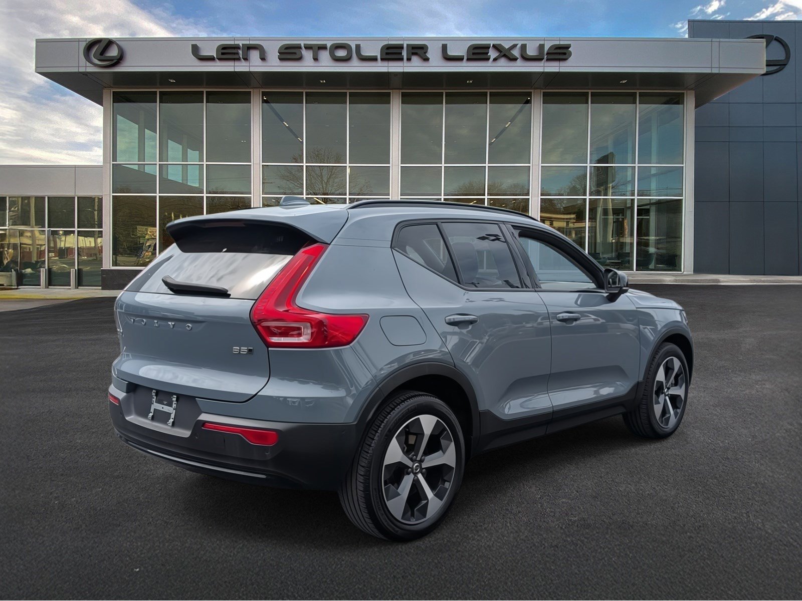 Used 2023 Volvo XC40 B5 Ultimate image 4