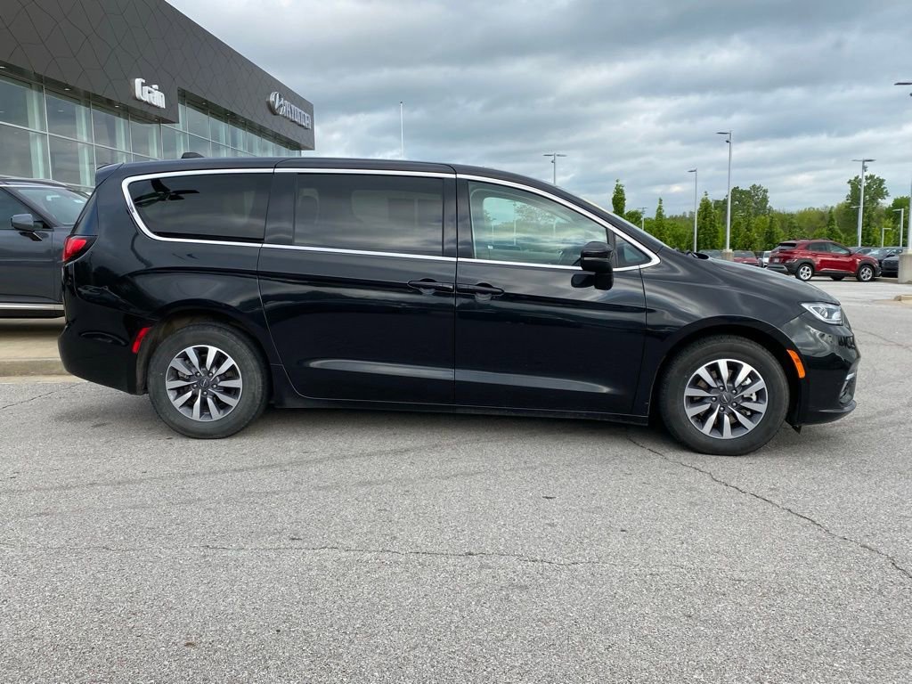 Used 2023 Chrysler Pacifica Touring-L FWD image 9