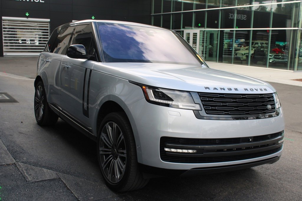 Used 2023 Land Rover Range Rover SE image 4