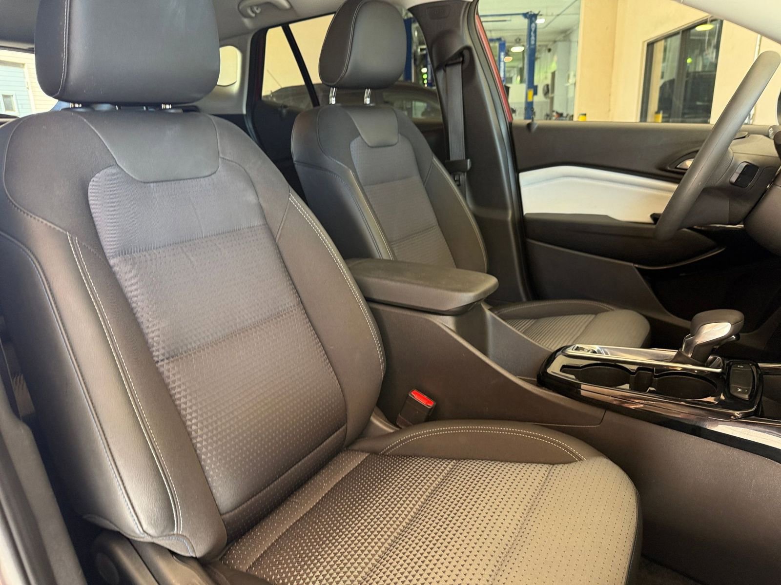 Used 2025 Chevrolet Trax LT image 30