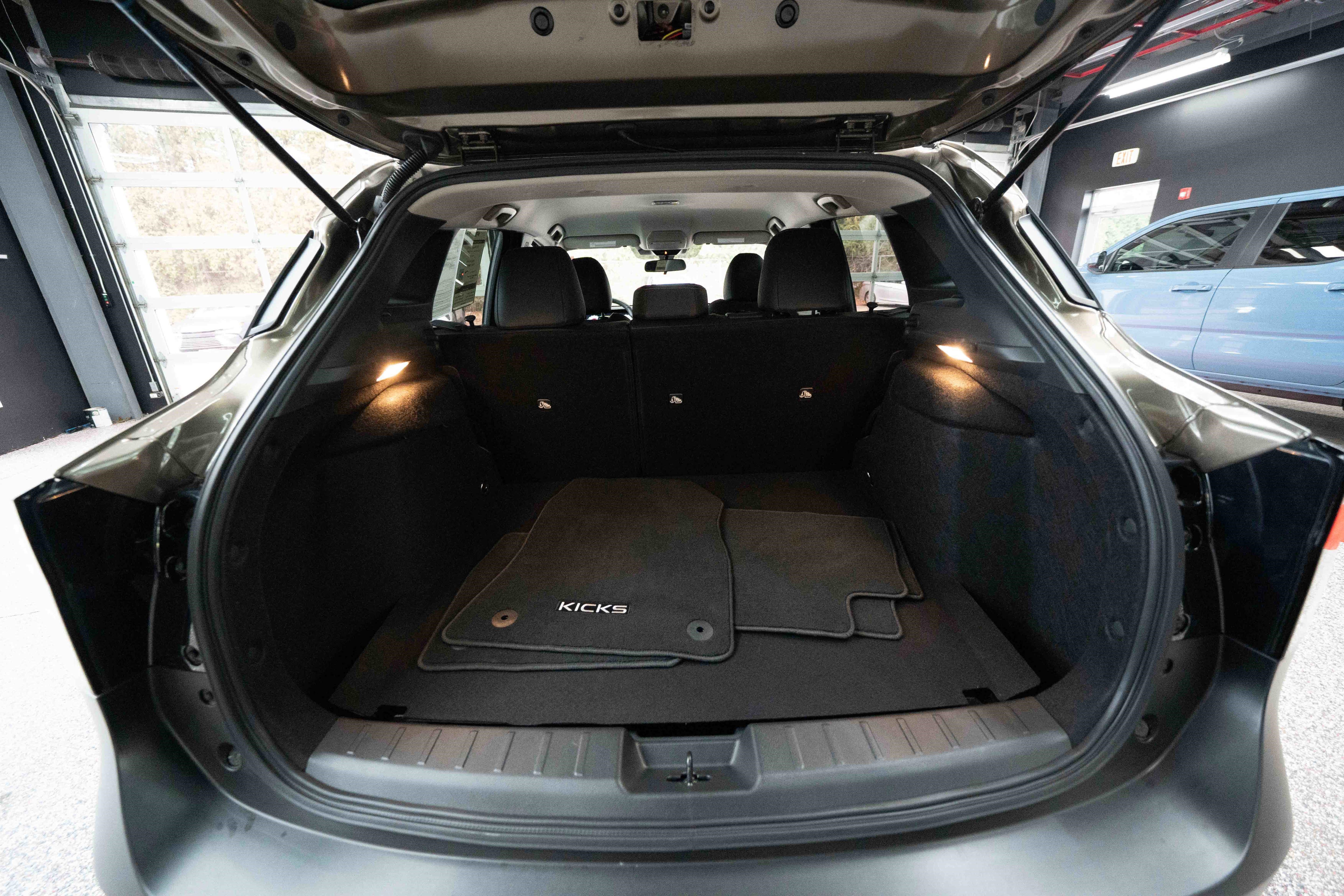 Used 2025 Nissan Kicks SR image 28