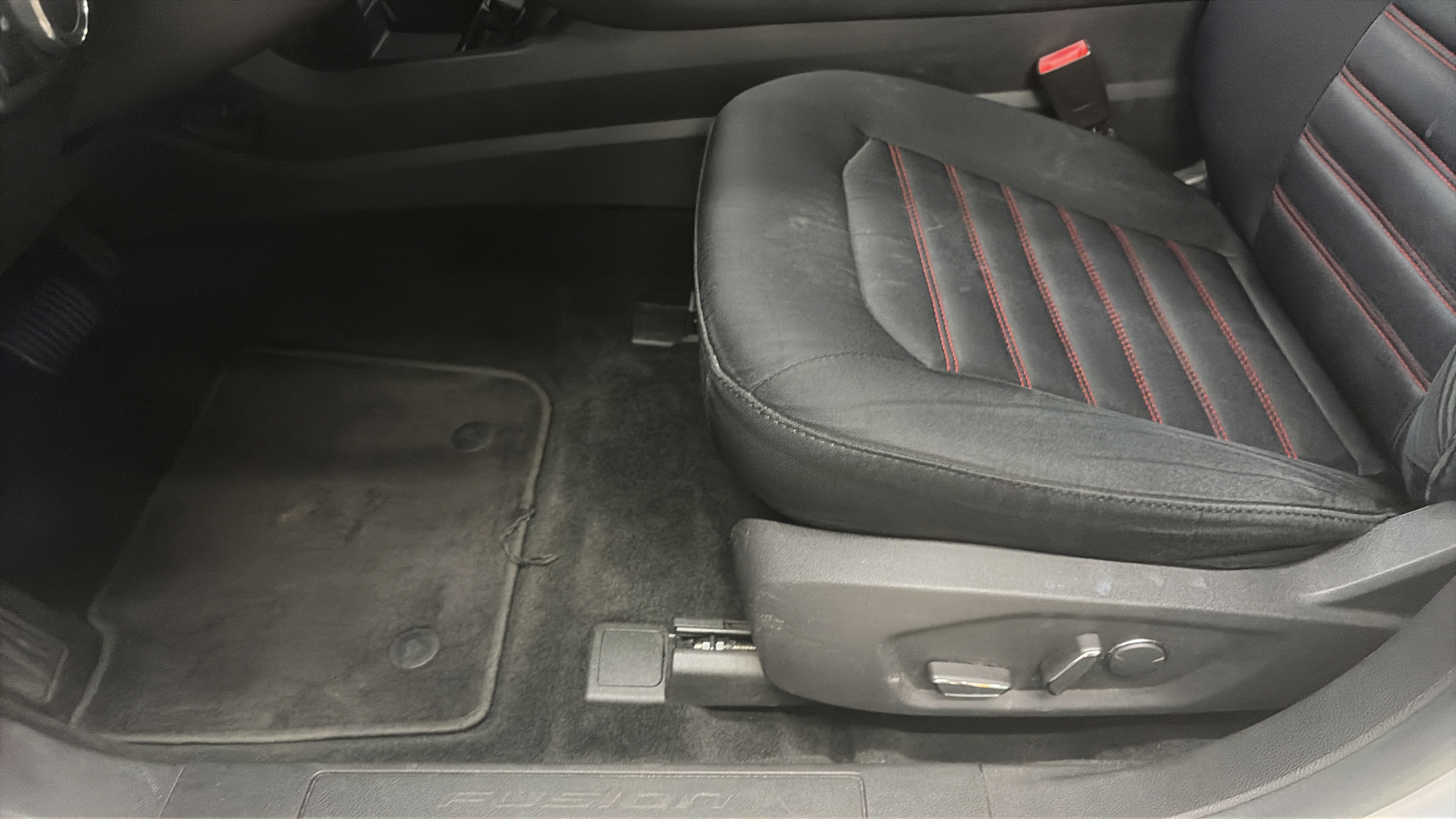 Used 2014 Ford Fusion SE FWD image 19