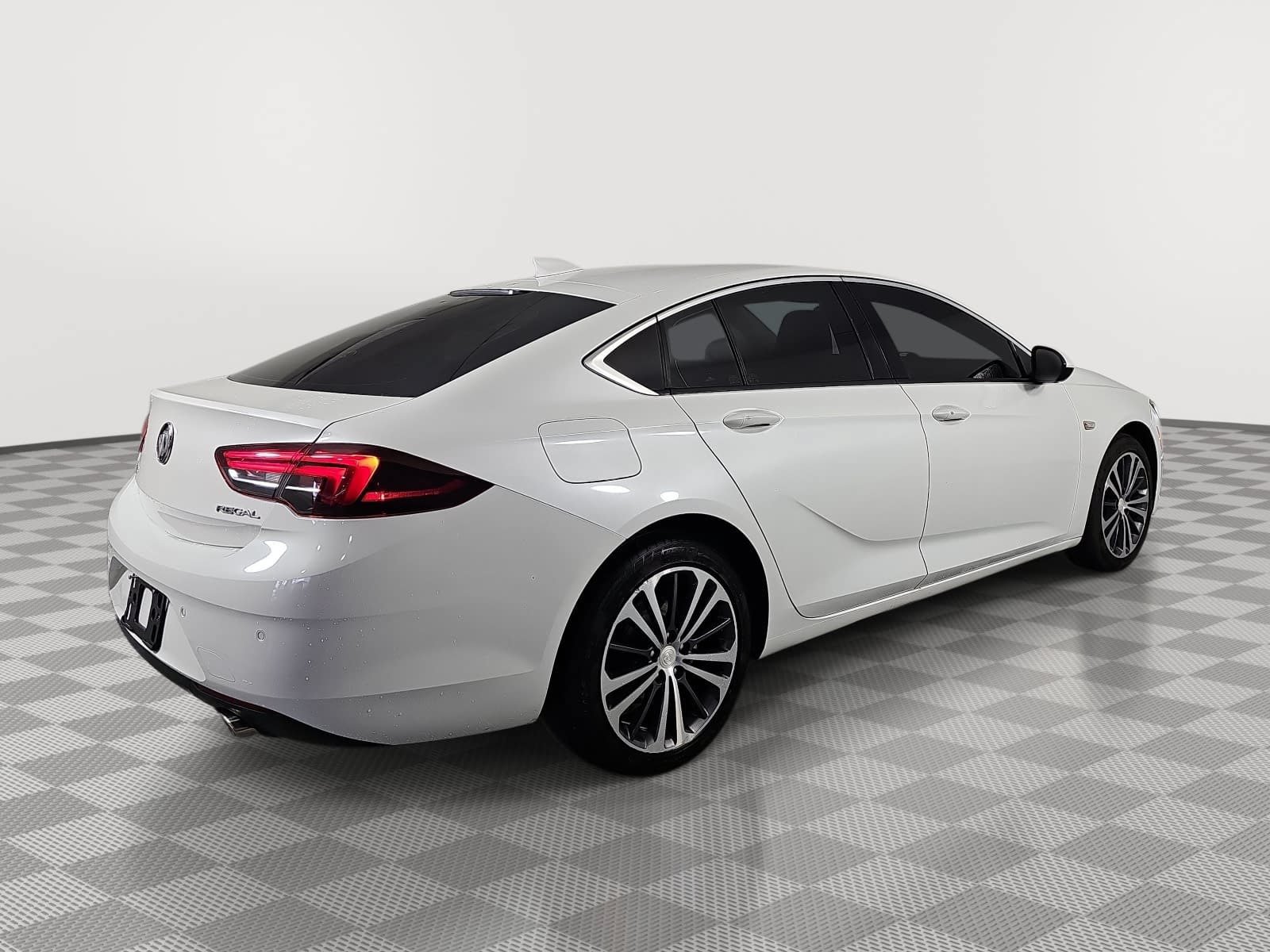 Used 2018 Buick Regal Essence w/ Driver Confidence Package #1 FWD image 8