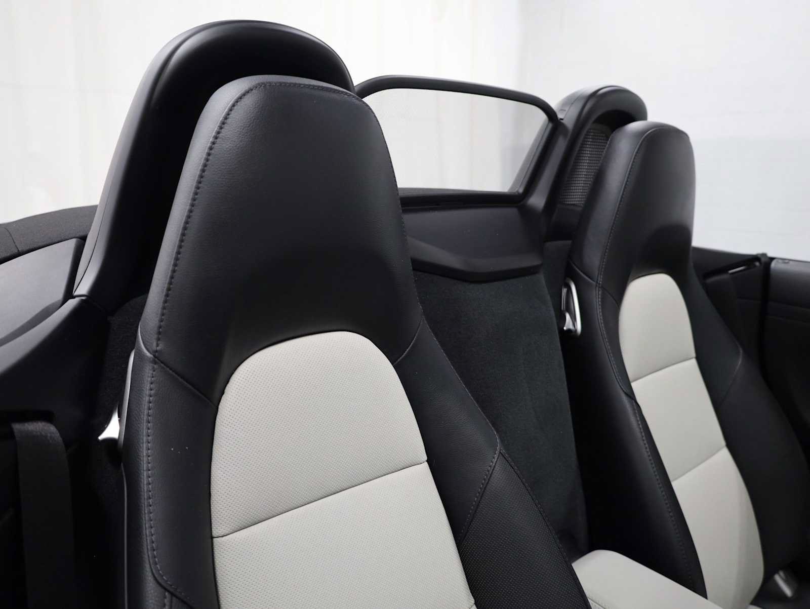 Used 2025 Porsche 718 Boxster RWD image 21