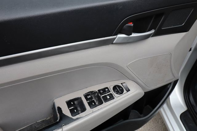 Used 2017 Hyundai Elantra SE FWD image 29