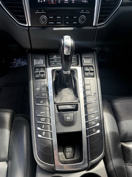 Used 2017 Porsche Macan Turbo AWD/4WD image 13
