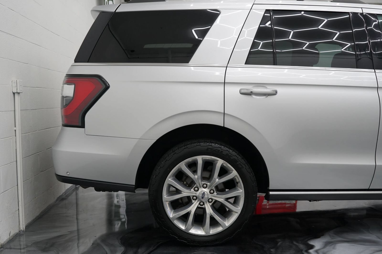 Used 2019 Ford Expedition Limited w/ Equipment Group 302A AWD/4WD image 7