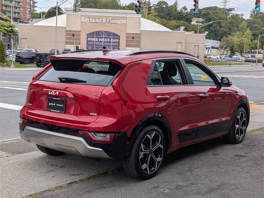 Used 2024 Kia Niro SX Touring image 6