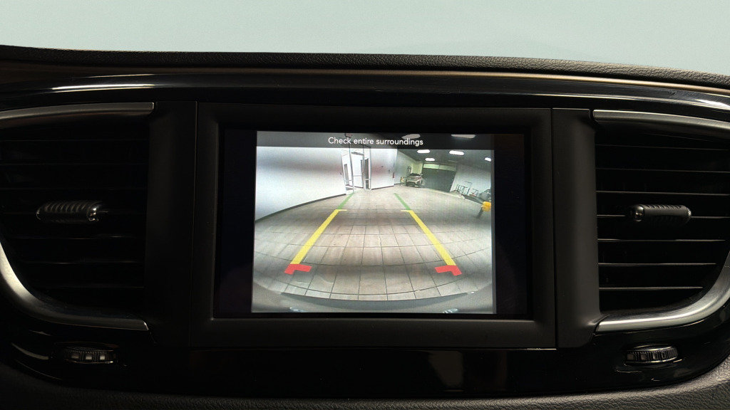 Used 2018 Chrysler Pacifica Touring-L FWD image 26