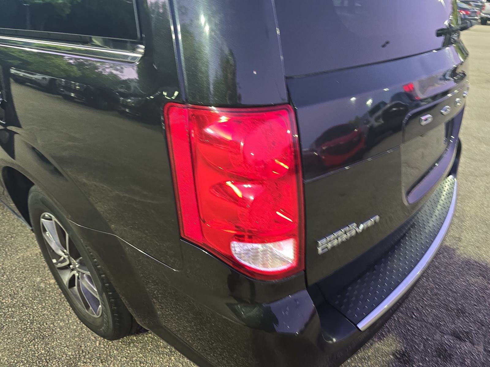 Used 2017 Dodge Grand Caravan SXT FWD image 35