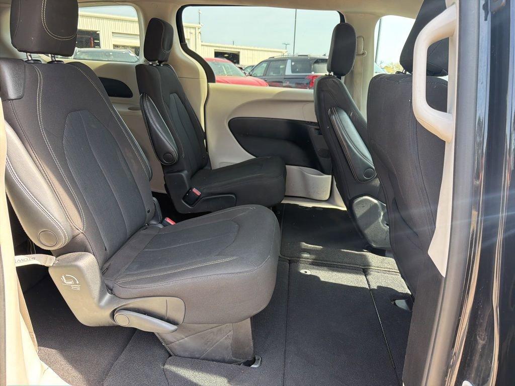 Used 2023 Chrysler Voyager LX image 26
