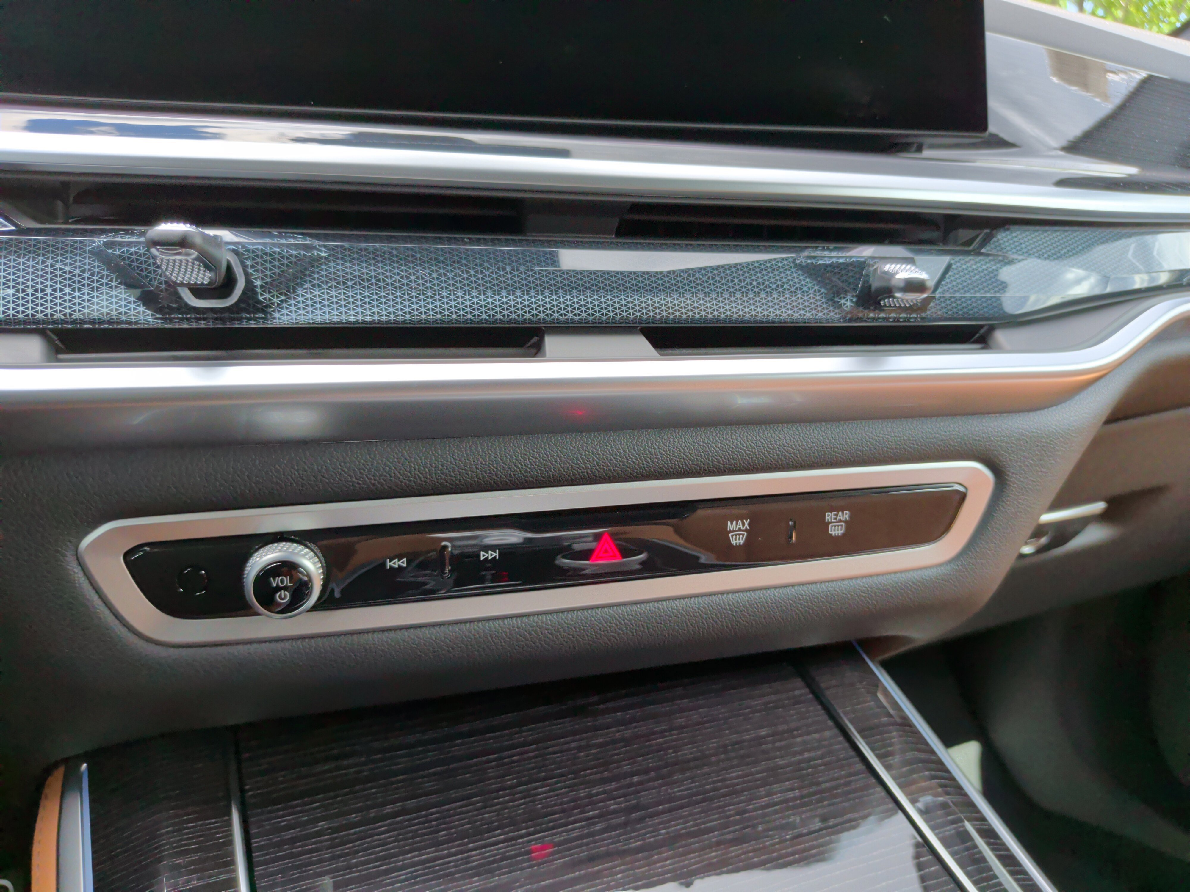 Certified 2025 BMW X5 xDrive50e w/ M Sport Package image 19