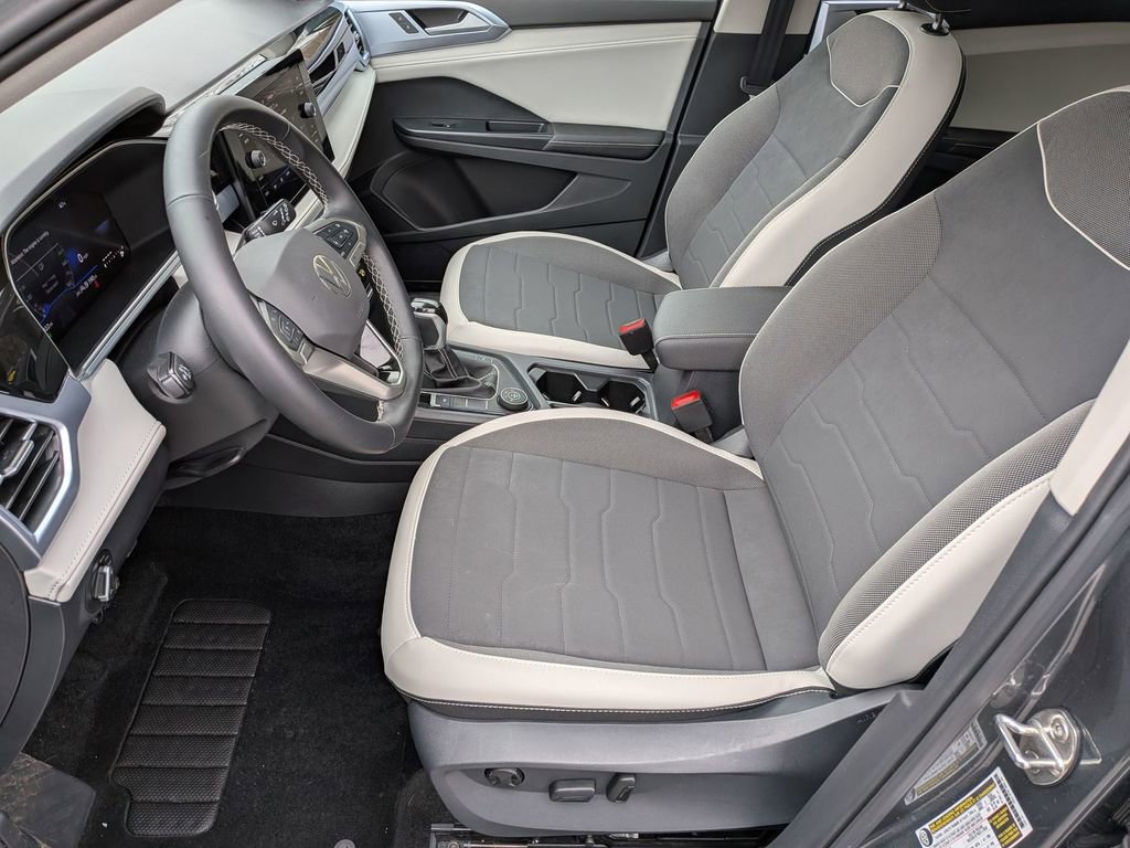 Used 2025 Volkswagen Taos SE w/ Panoramic Sunroof Package image 12