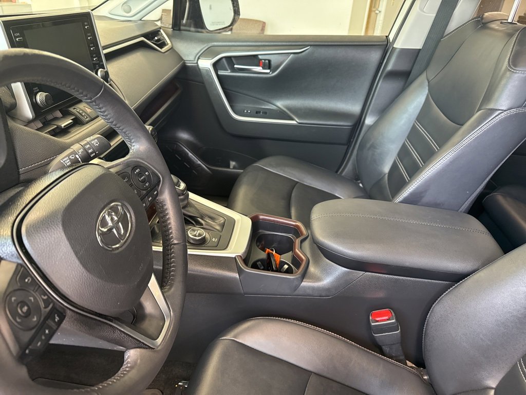 Used 2020 Toyota RAV4 Limited image 12