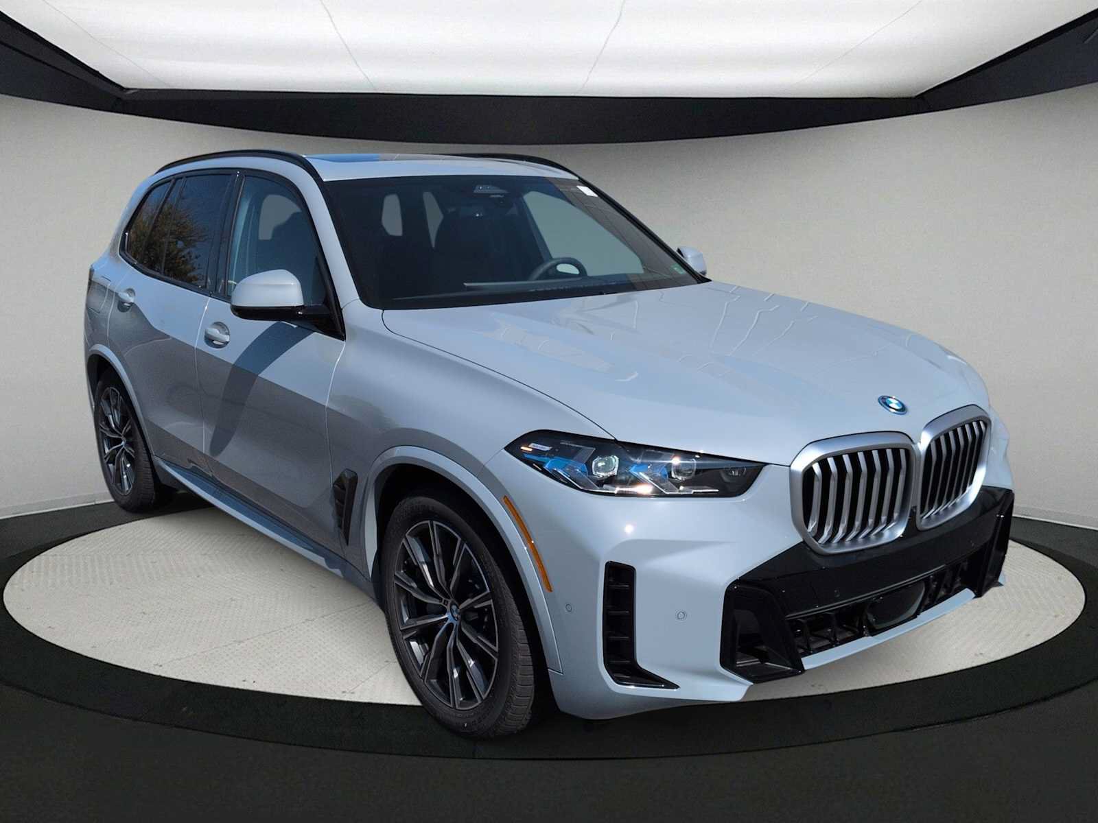 Used 2026 BMW X5 xDrive50e w/ M Sport Package AWD/4WD image 2