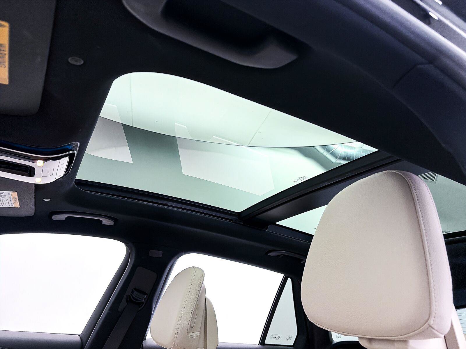 Used 2024 Mercedes-Benz GLC 300 4MATIC image 3