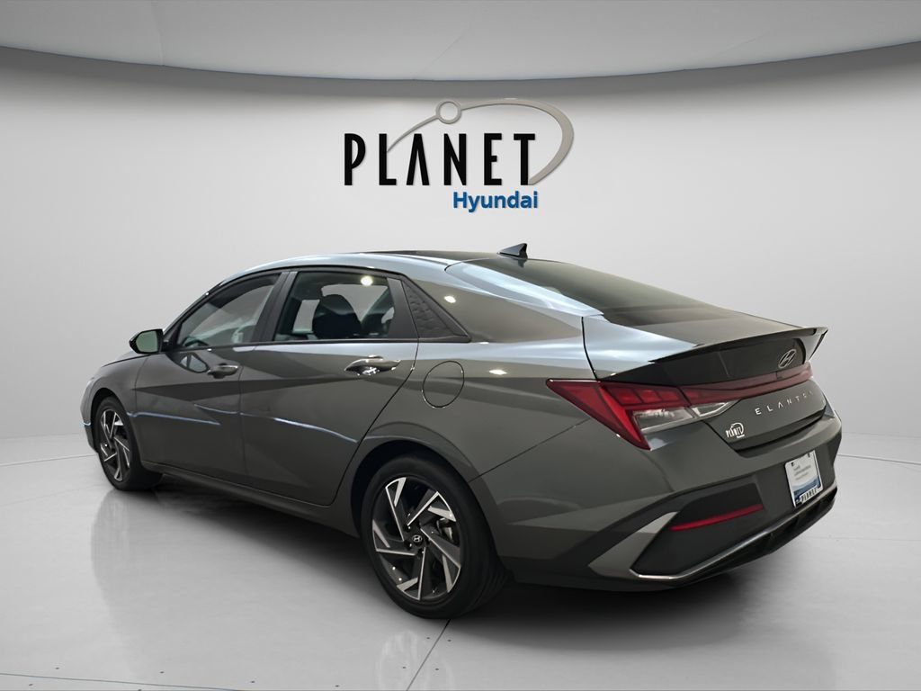 Used 2025 Hyundai Elantra SEL FWD image 4