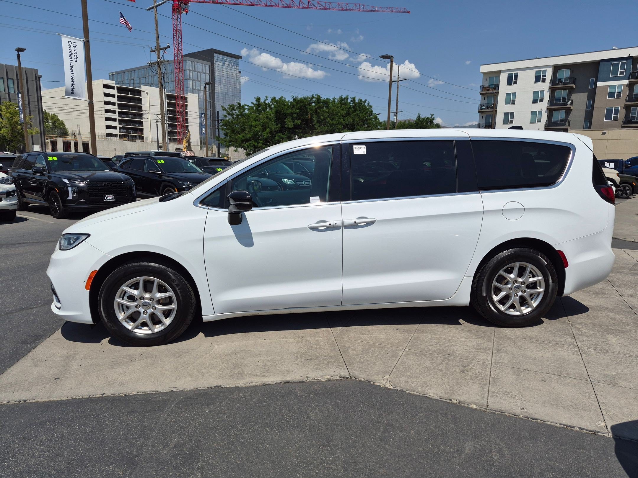 Used 2024 Chrysler Pacifica Touring-L FWD image 8