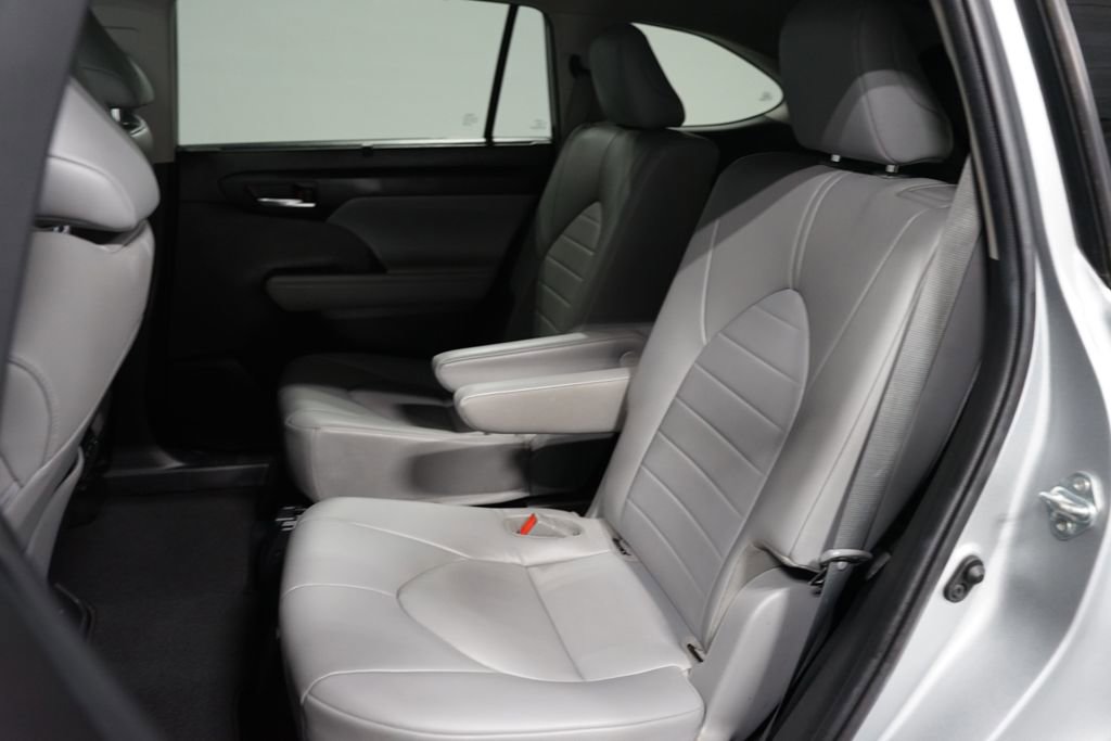 Used 2022 Toyota Highlander XLE image 28