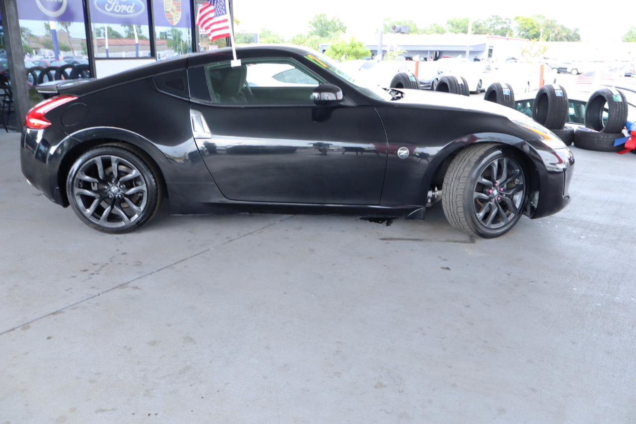 Used 2017 Nissan 370Z Coupe RWD image 6