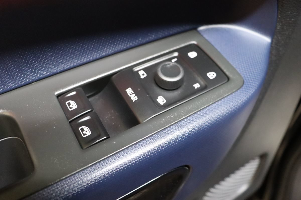 Used 2025 Volkswagen ID. Buzz Pro S RWD image 31
