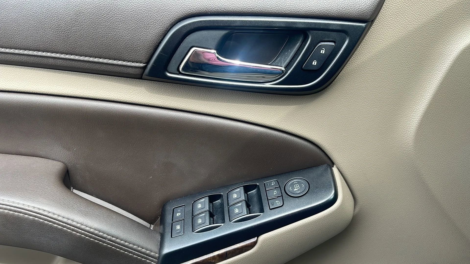 Used 2017 Chevrolet Suburban LT w/ LT Signature Package image 21