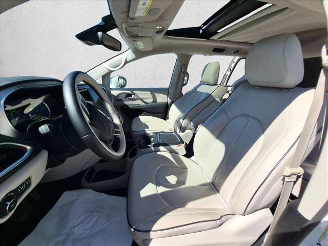 Used 2018 Chrysler Pacifica Limited w/ Advanced Safetytec Group FWD image 17
