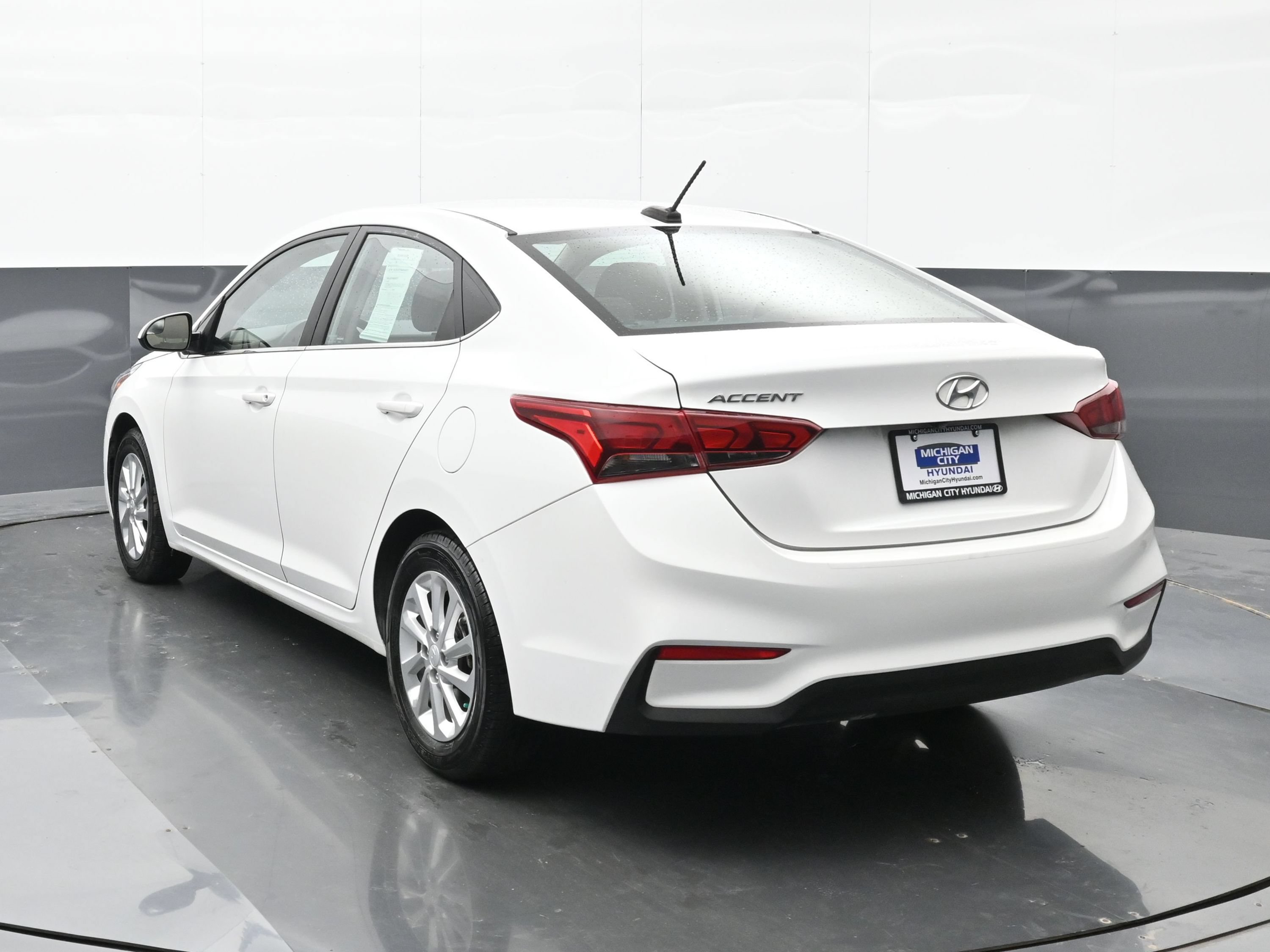 Used 2022 Hyundai Accent SEL FWD image 2