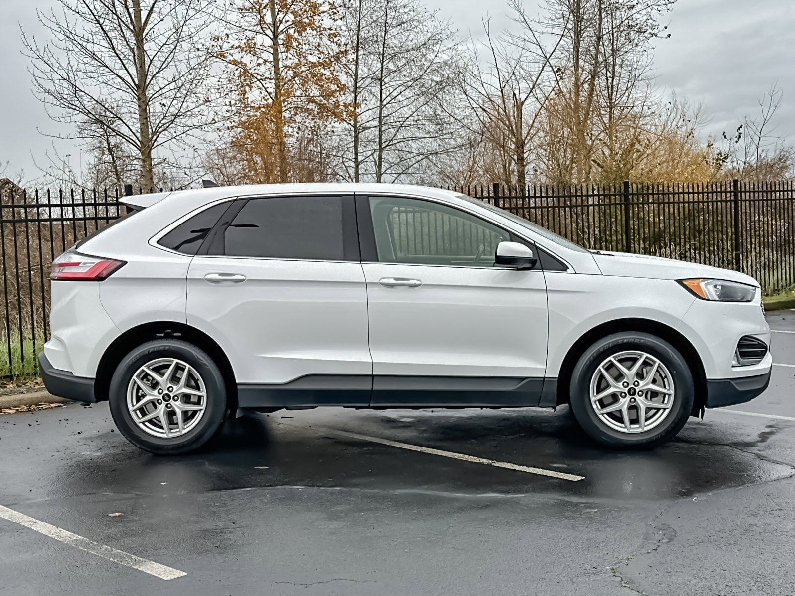 Used 2023 Ford Edge SEL image 3