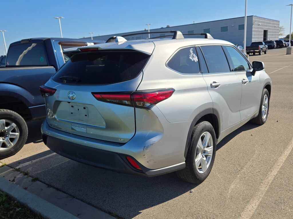 Used 2021 Toyota Highlander LE FWD image 5