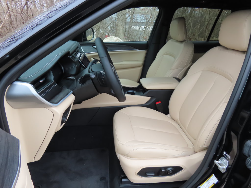 Used 2025 Jeep Grand Cherokee Limited AWD/4WD image 25