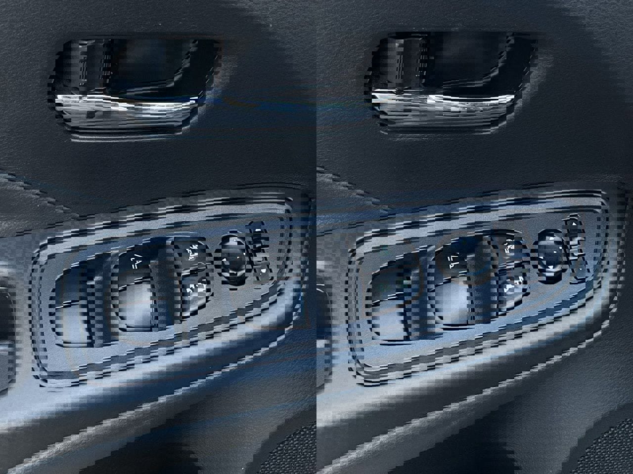 Used 2025 Nissan Versa SV image 12