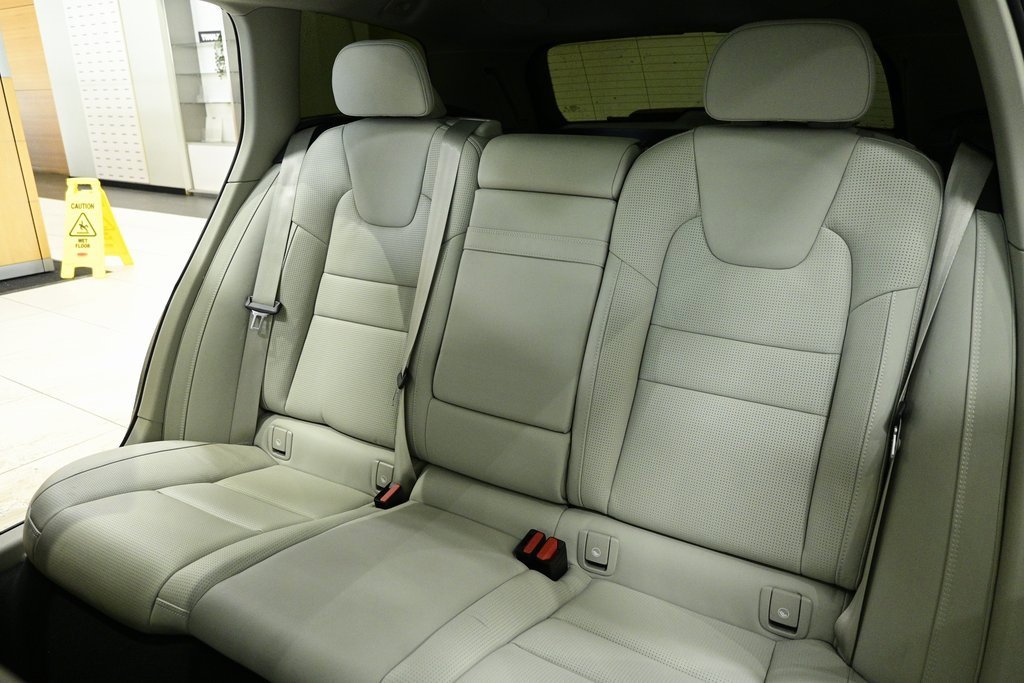 Used 2019 Volvo V60 T6 Inscription image 16