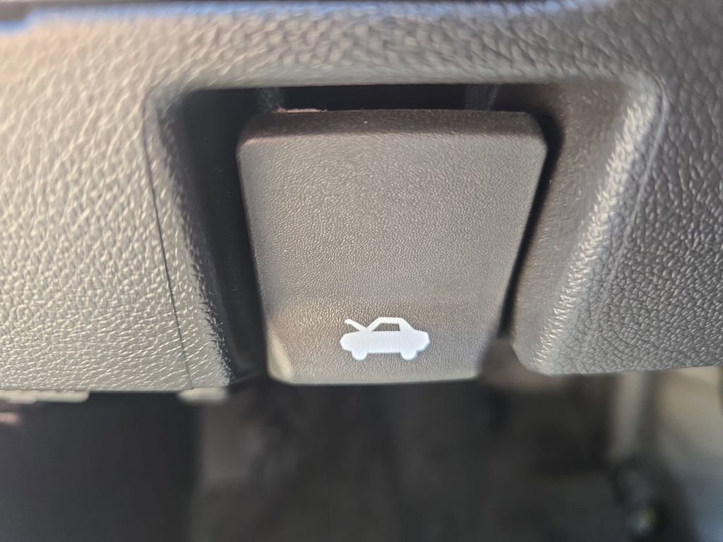 Used 2025 Chevrolet Trax LT w/ LT Convenience Package image 14