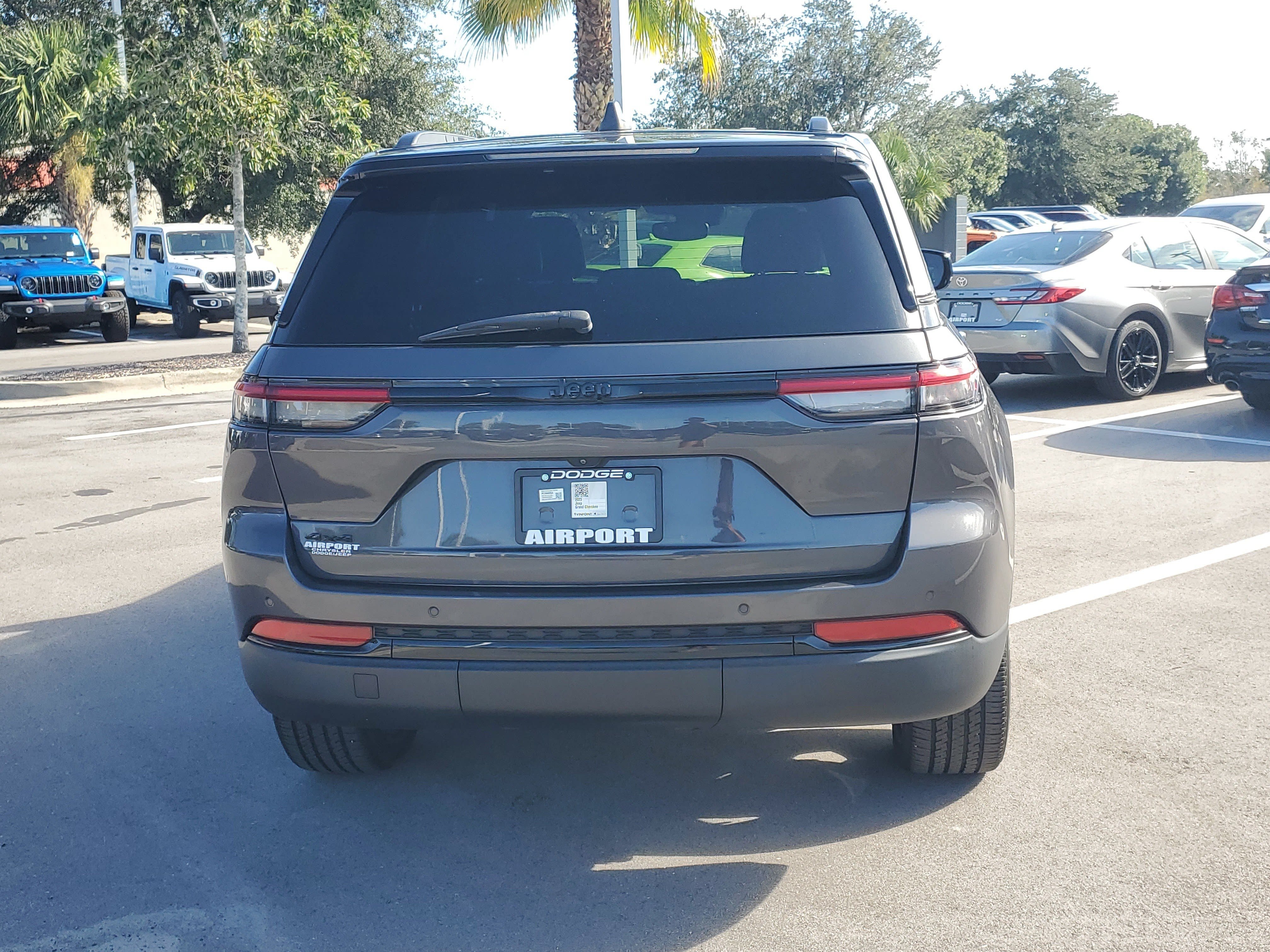 Used 2023 Jeep Grand Cherokee Altitude AWD/4WD image 7