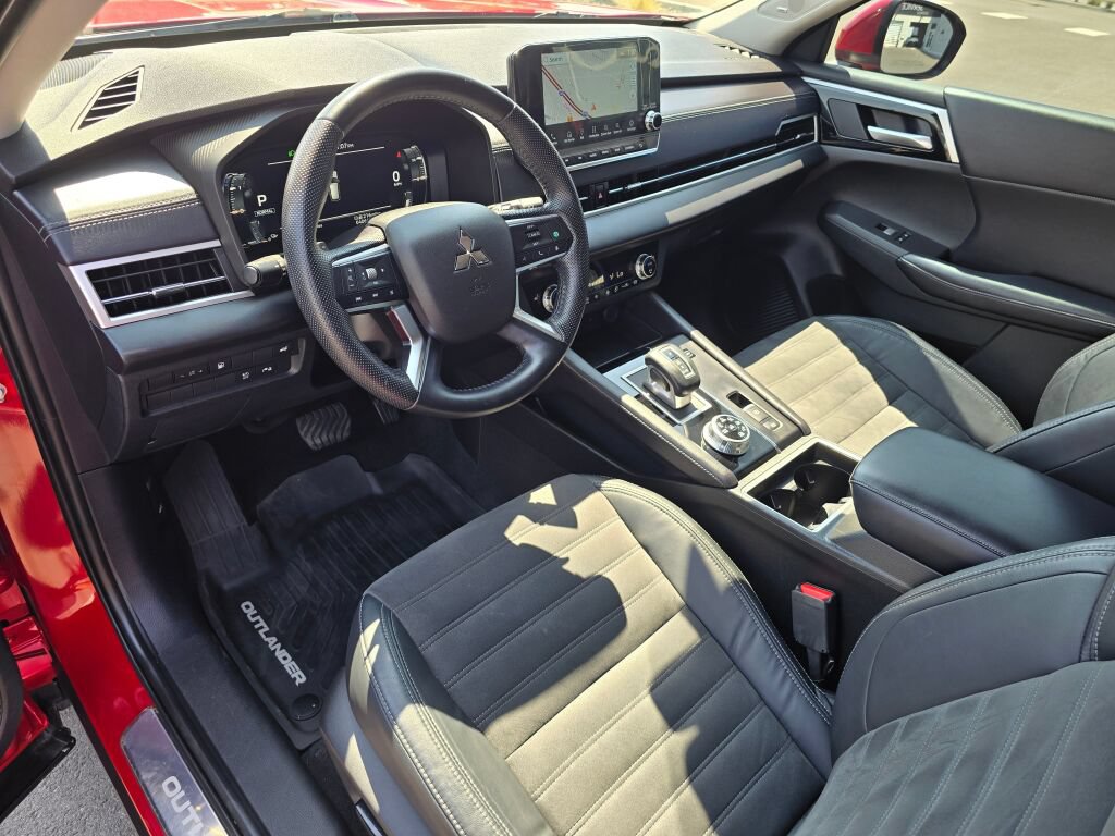Used 2023 Mitsubishi Outlander 4WD Plug-In Hybrid image 2