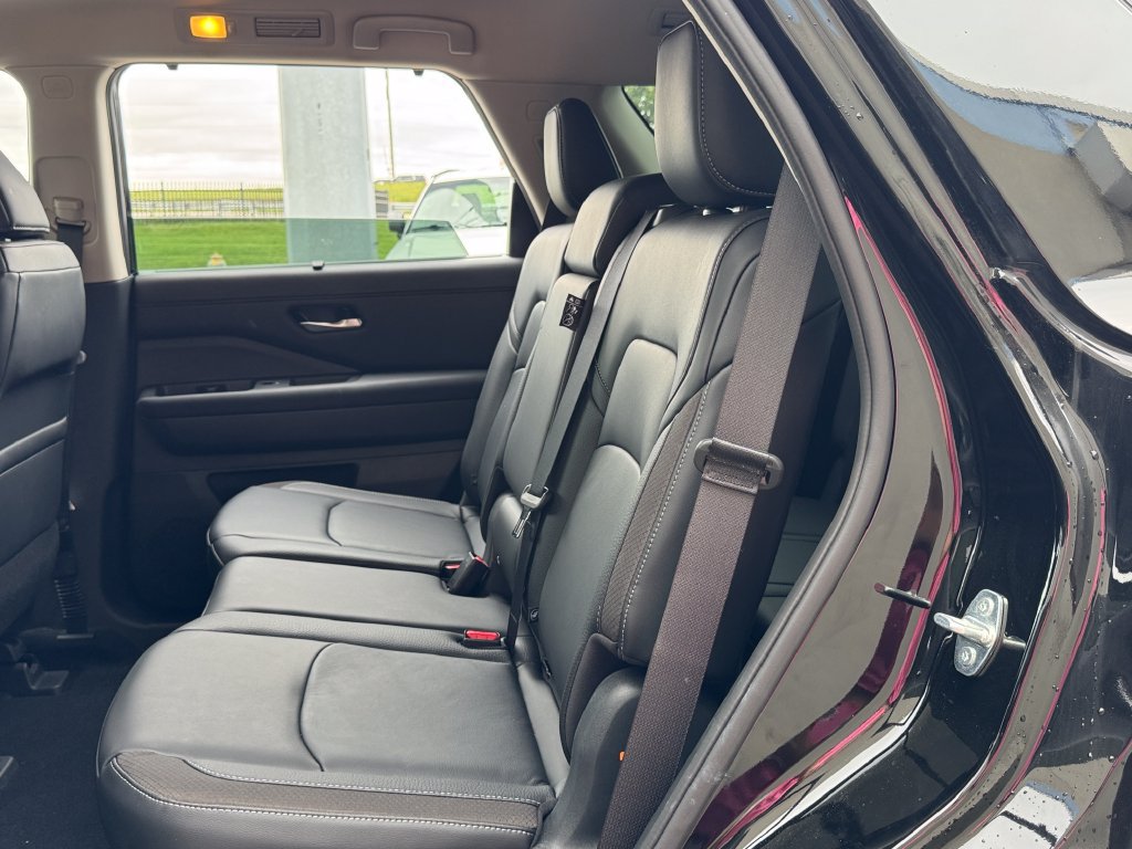 Used 2025 Nissan Pathfinder SL FWD image 25