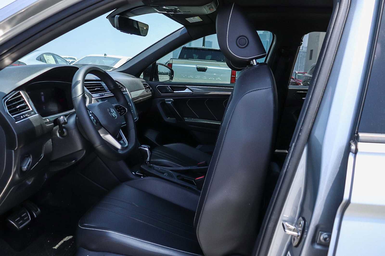 Certified 2022 Volkswagen Tiguan SE R-Line FWD image 16