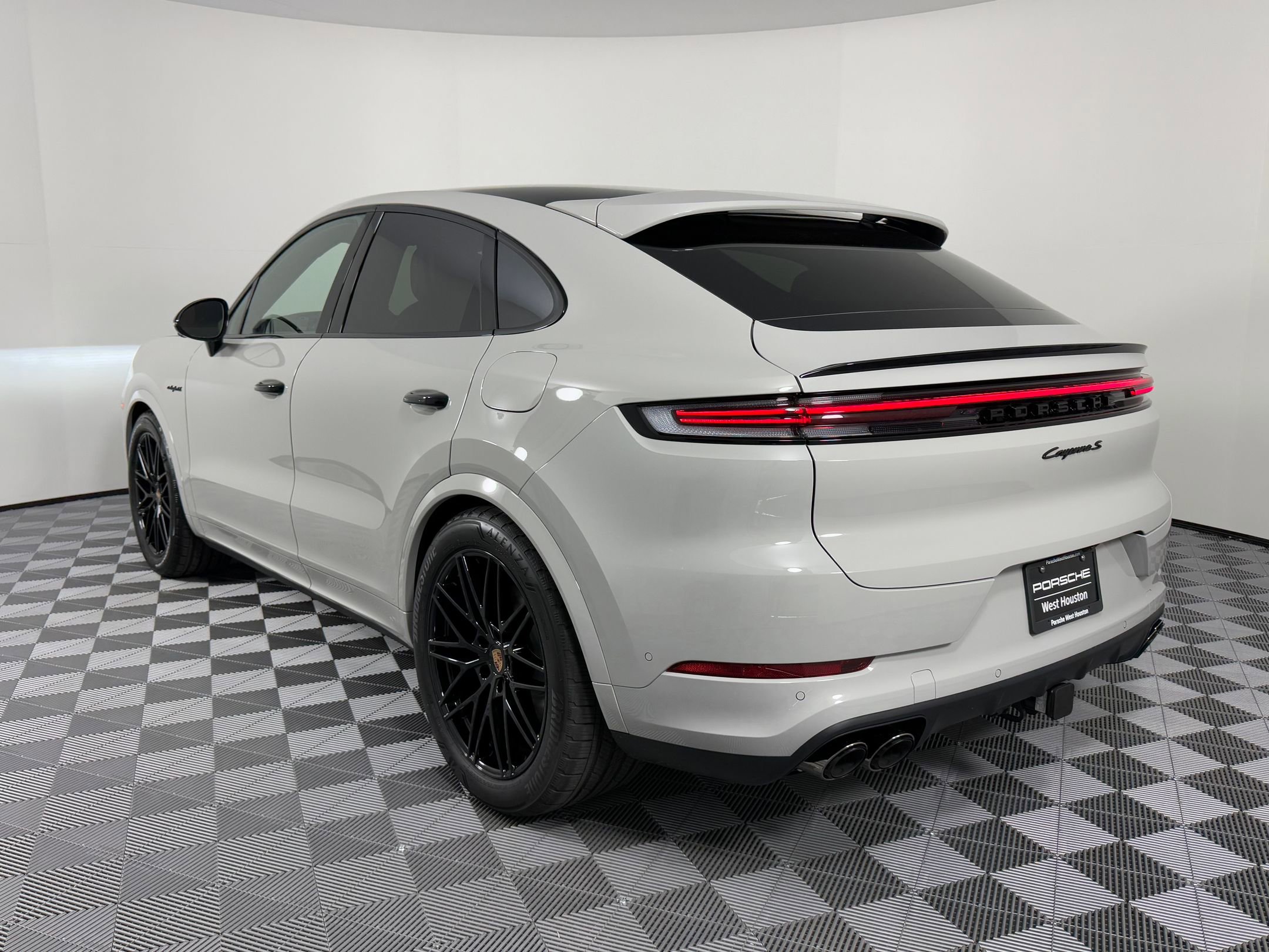 New 2026 Porsche Cayenne S image 3