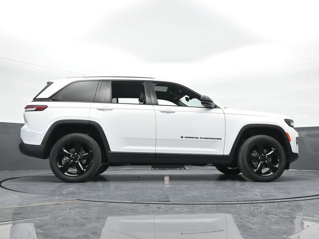 Used 2023 Jeep Grand Cherokee Altitude image 25