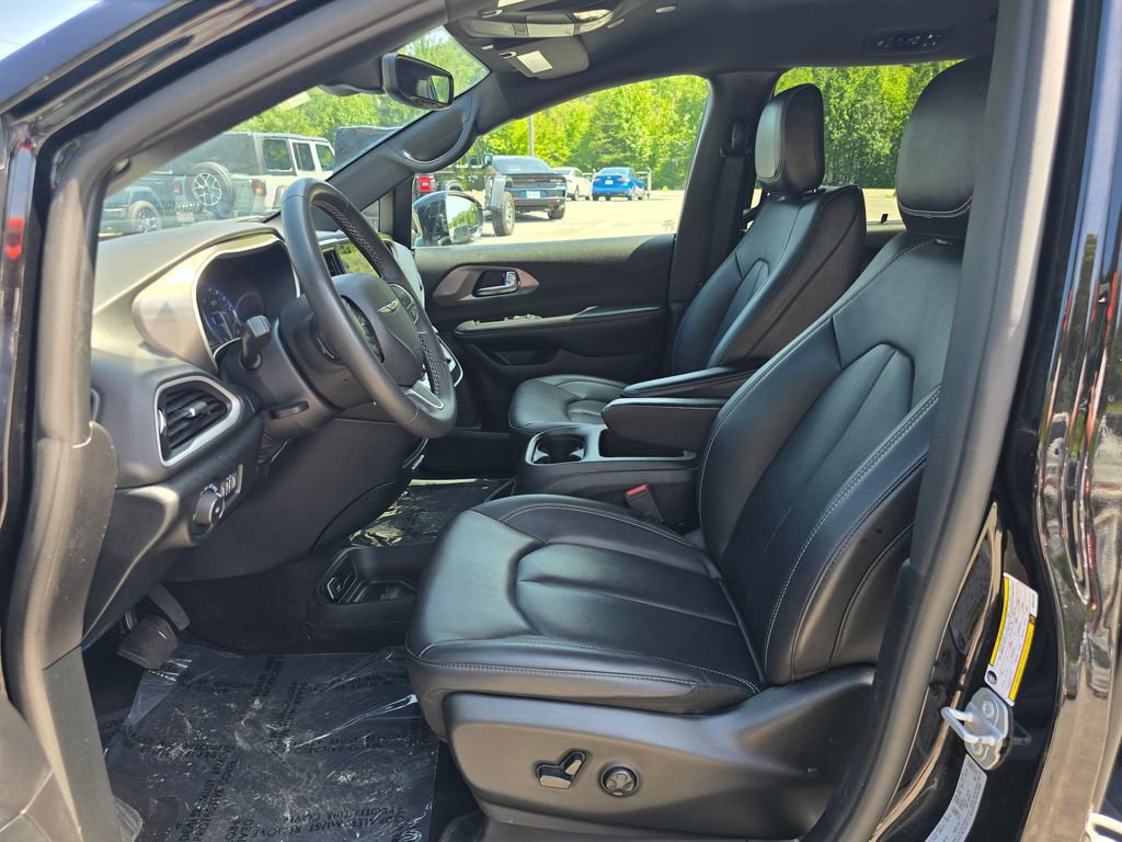 Used 2025 Chrysler Pacifica Select FWD image 4