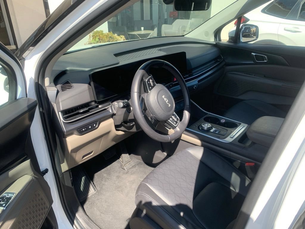 Certified 2026 Kia Carnival LXS FWD image 11