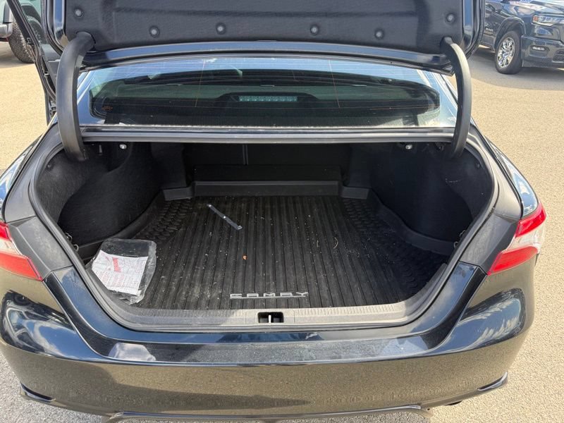 Used 2018 Toyota Camry SE w/ Moonroof Package FWD image 7