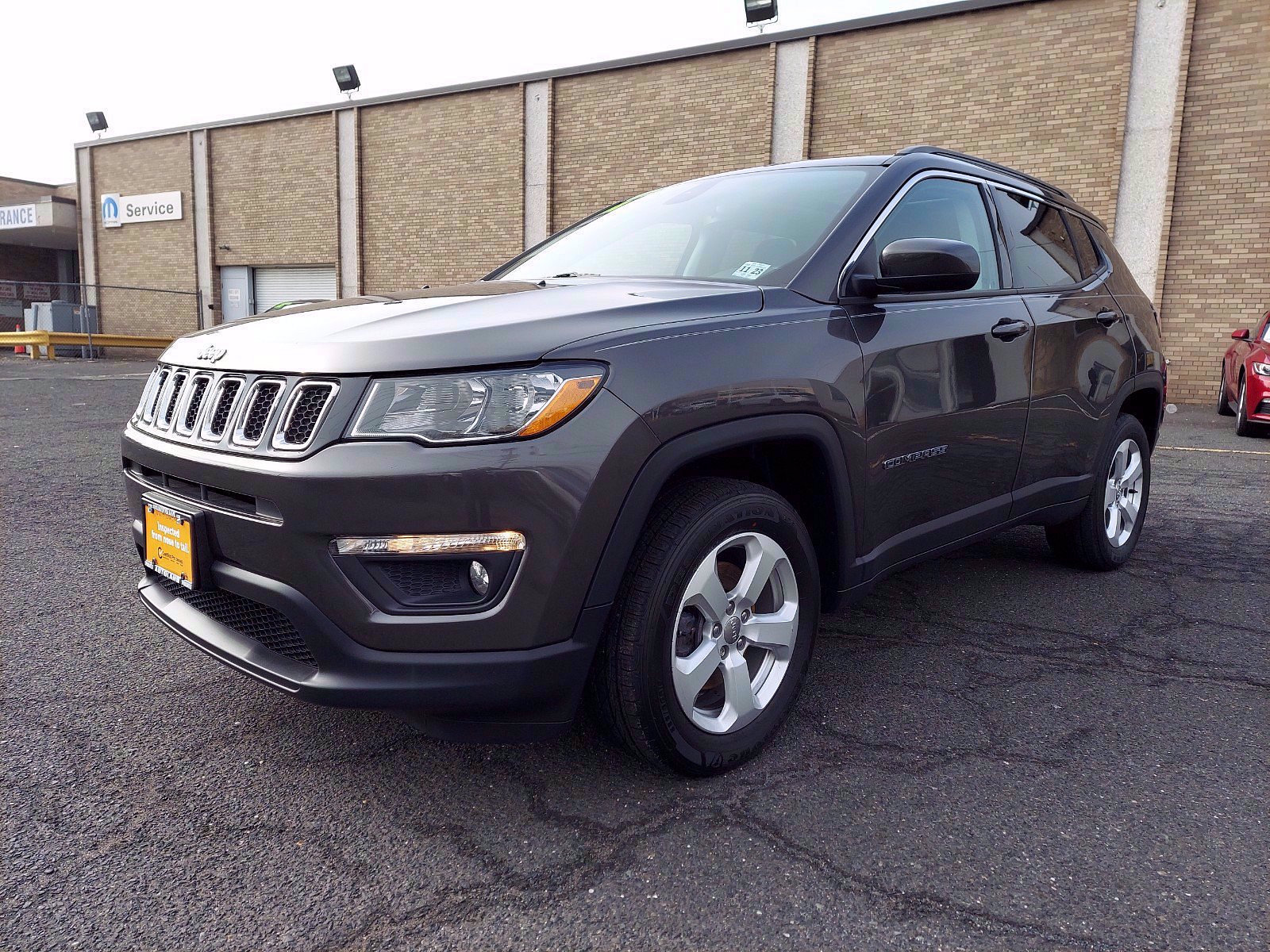 Used 2018 Jeep Compass Latitude w/ Safe & Security Group AWD/4WD image 3