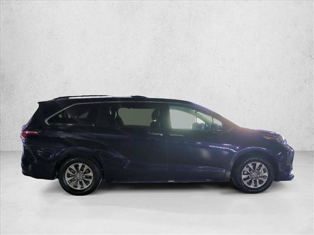 Used 2025 Toyota Sienna XLE FWD image 4