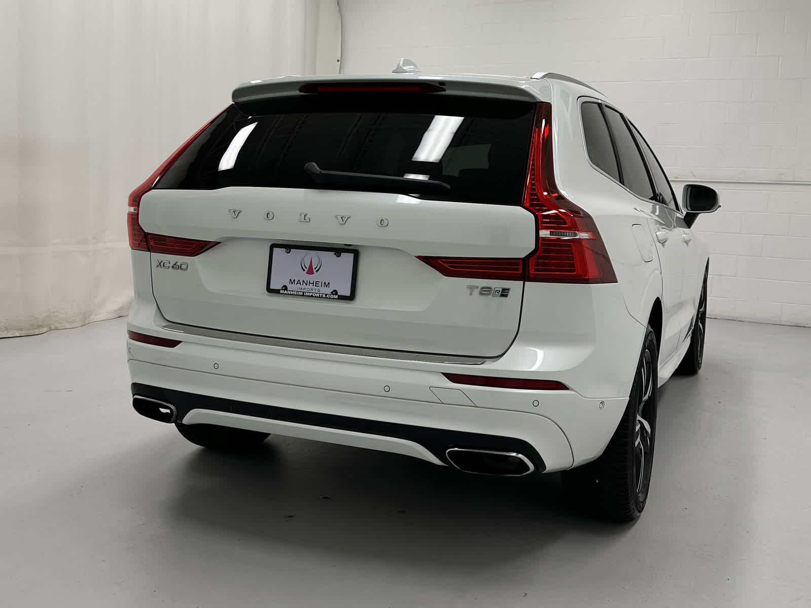 Used 2018 Volvo XC60 T8 R-Design w/ Convenience Package image 6