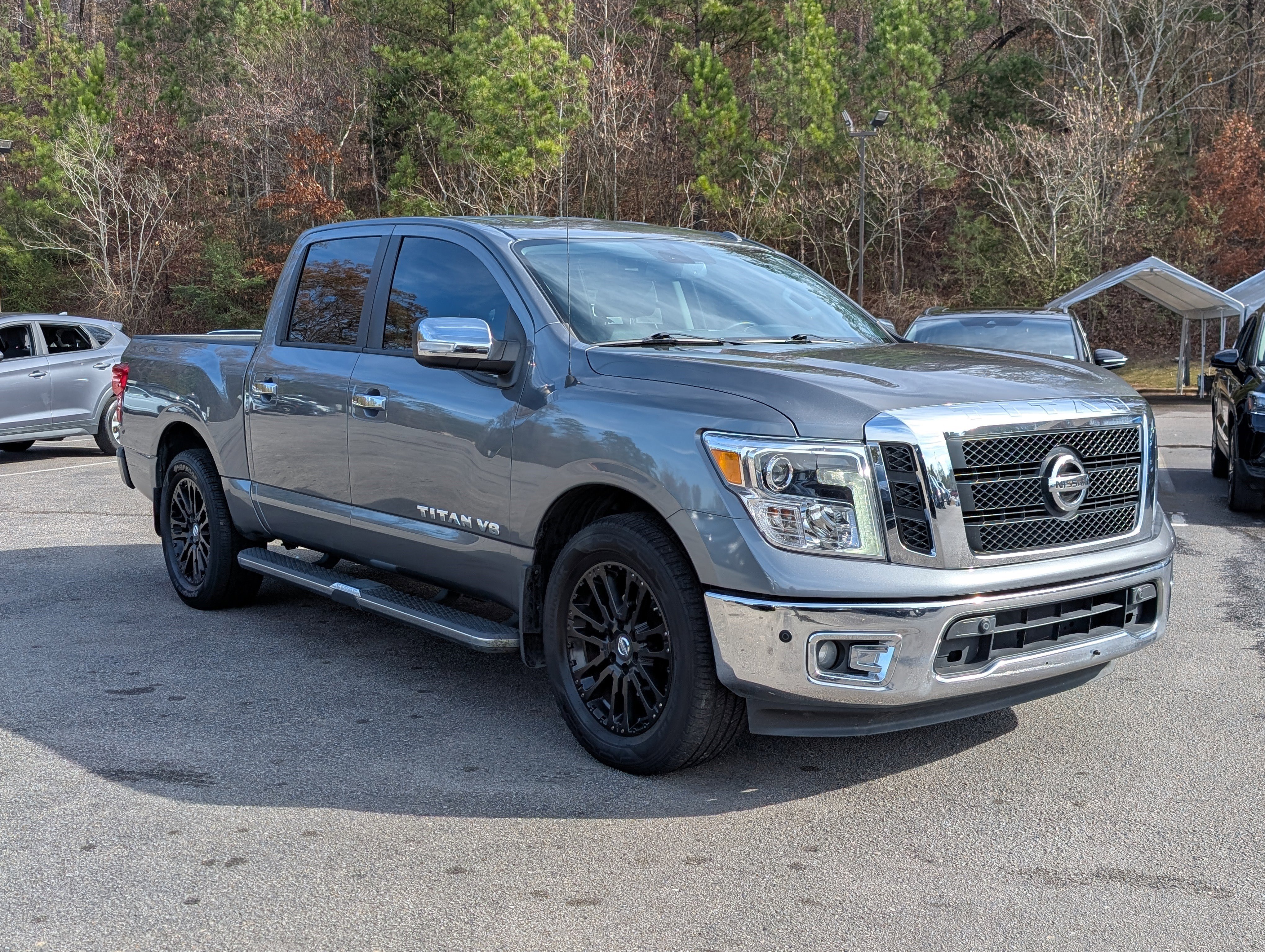 Used 2018 Nissan Titan SL image 11