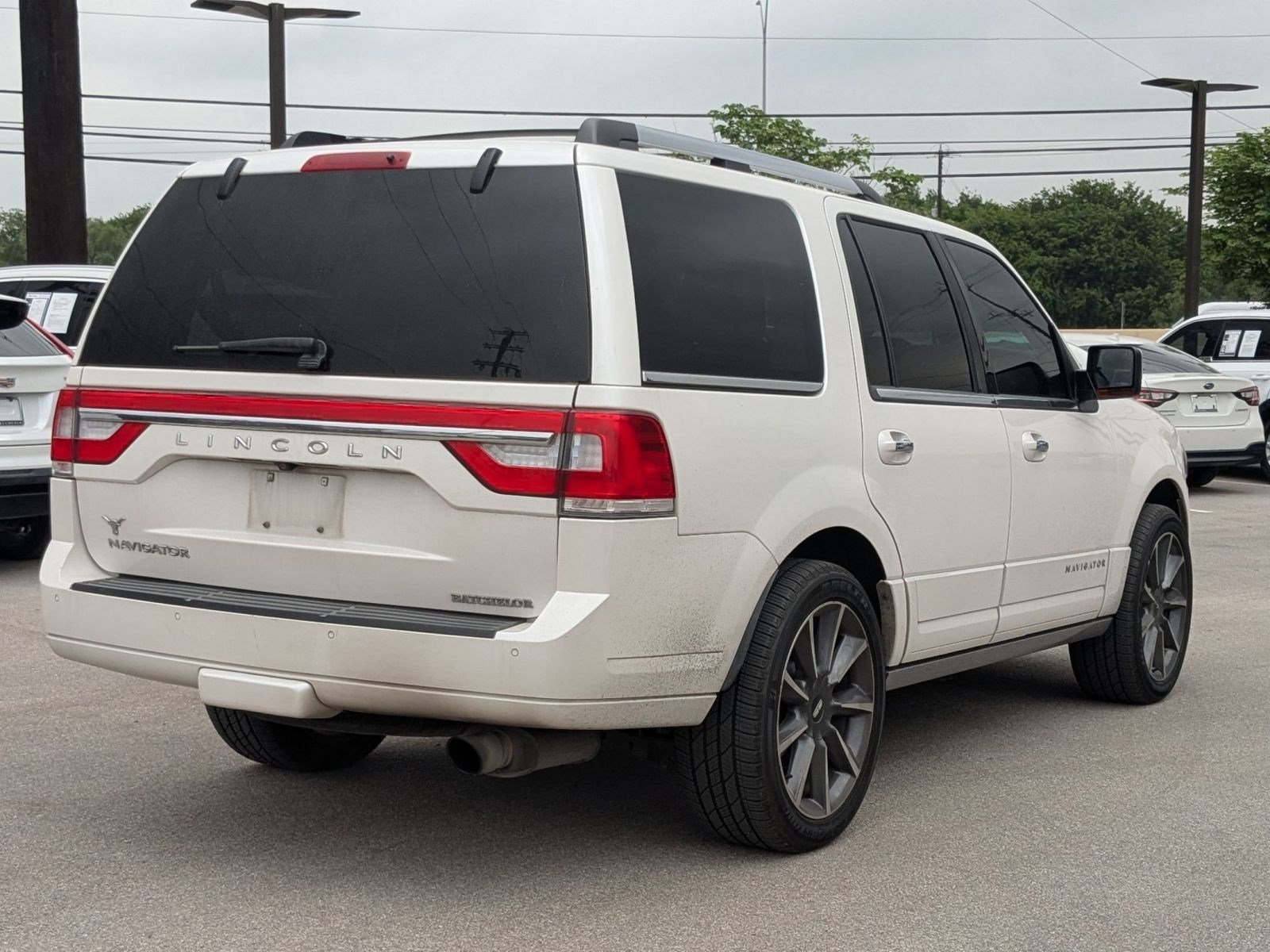 Used 2017 Lincoln Navigator Reserve RWD image 3
