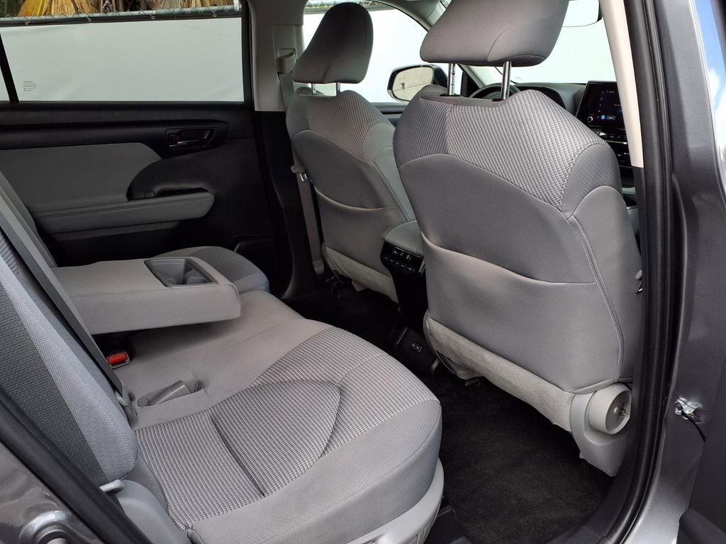 Used 2023 Toyota Highlander L image 21